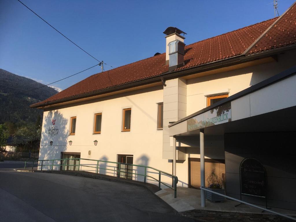 Nespecifikovaný výhled na hory nebo výhled na hory při pohledu z penzionu
