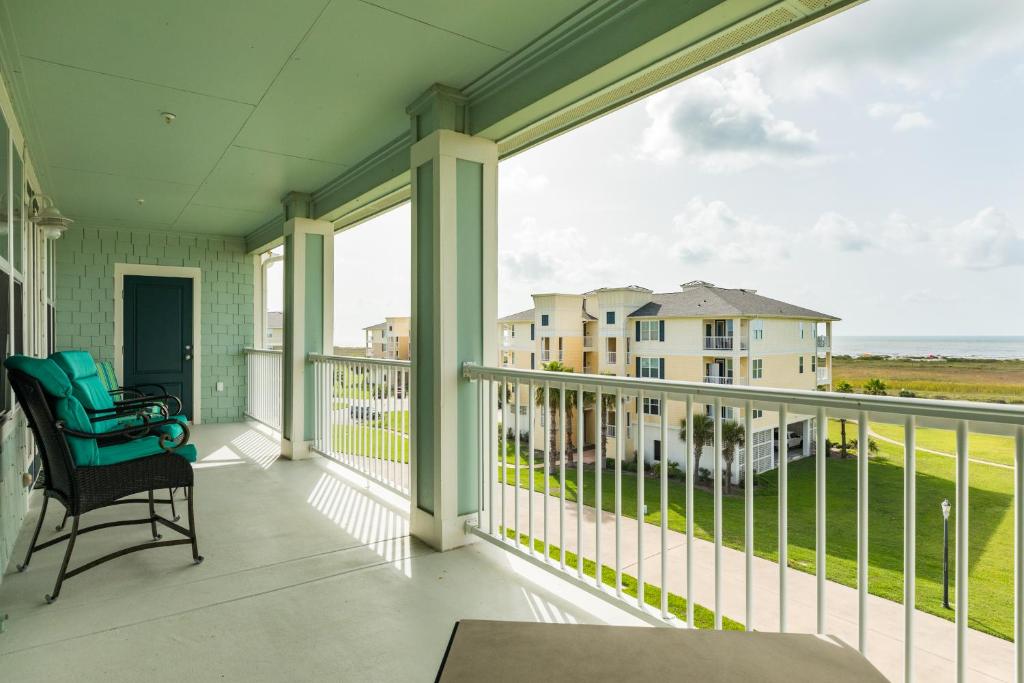 Elle comprend un balcon offrant une vue sur l'océan. dans l'établissement Peaceful at the Pointe, à Galveston