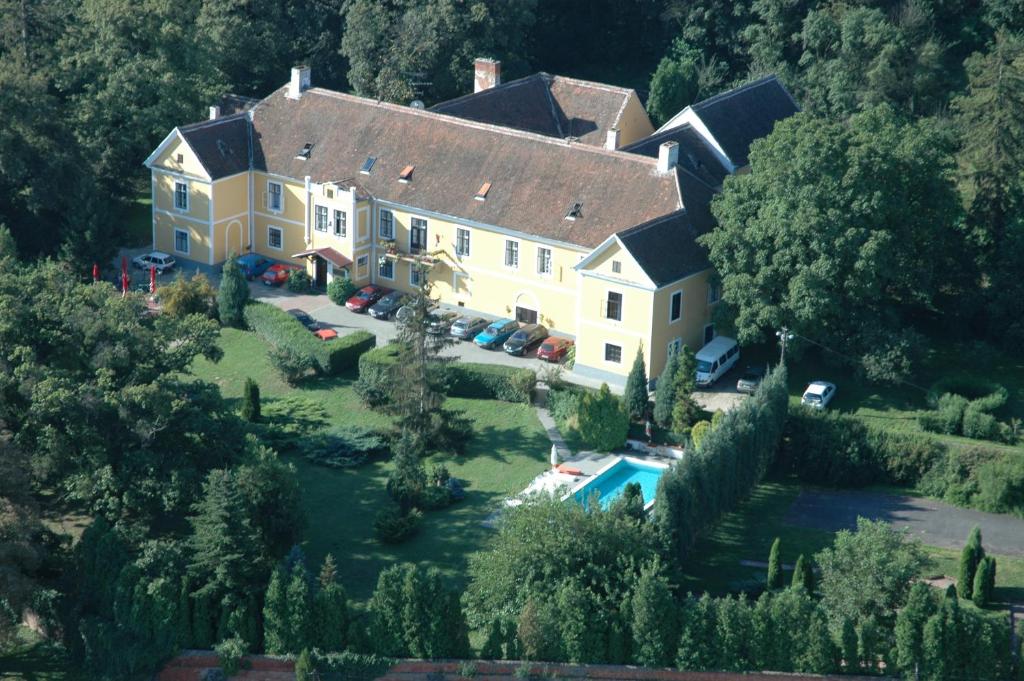 an aerial view of a large house with a pool at Kastélyfogadó Sitke in Sitke