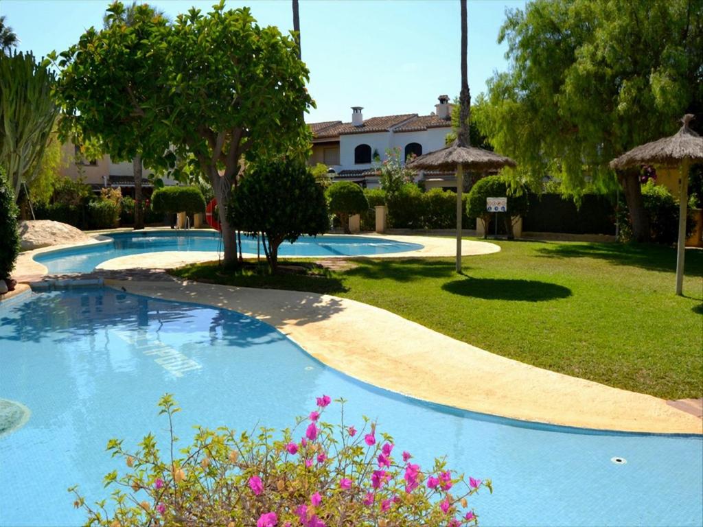 - une piscine dans une cour ornée d'arbres et de fleurs dans l'établissement Casa Arenal, à Jávea