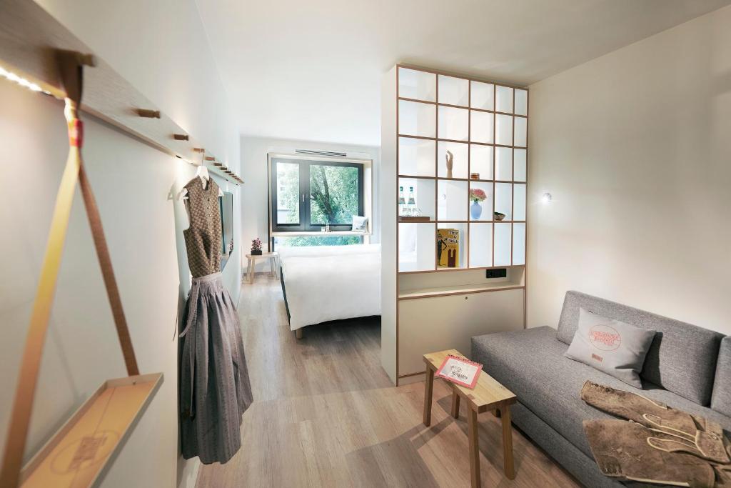 
Family Room Courtyard
