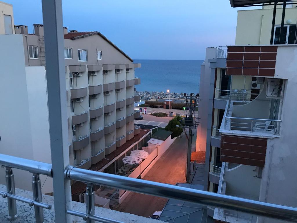een uitzicht vanaf het balkon van een gebouw bij Hotel Marine in Ayvalık