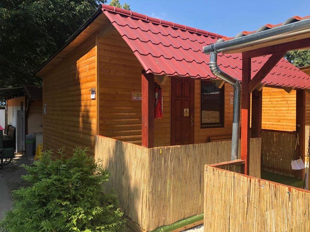 ブダペストにあるHaller Wooden Housesの赤い屋根の小さな木造家屋
