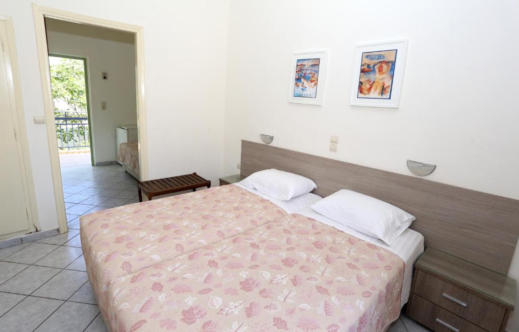 Postel nebo postele na pokoji v ubytování Hotel Karyatides