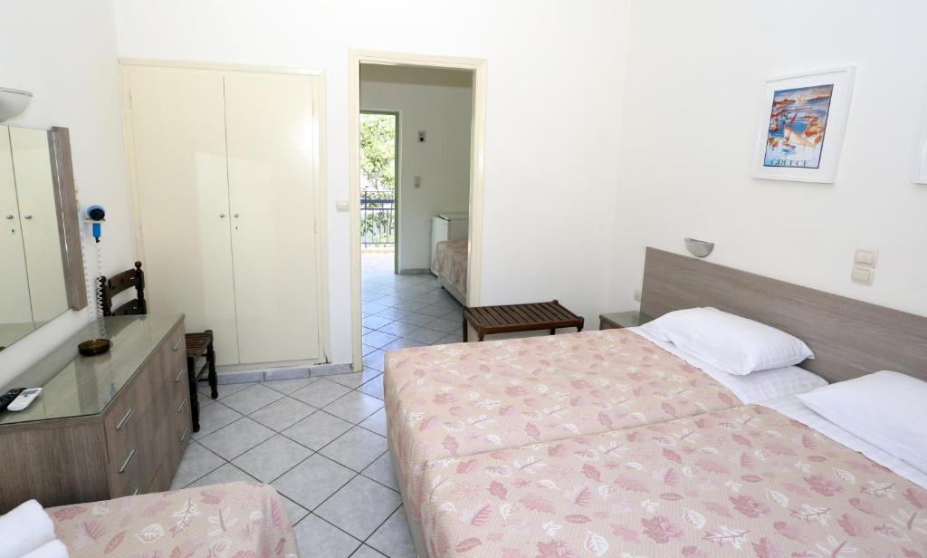 Postel nebo postele na pokoji v ubytování Hotel Karyatides
