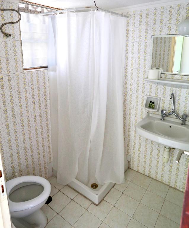 Koupelna v ubytování Hotel Karyatides