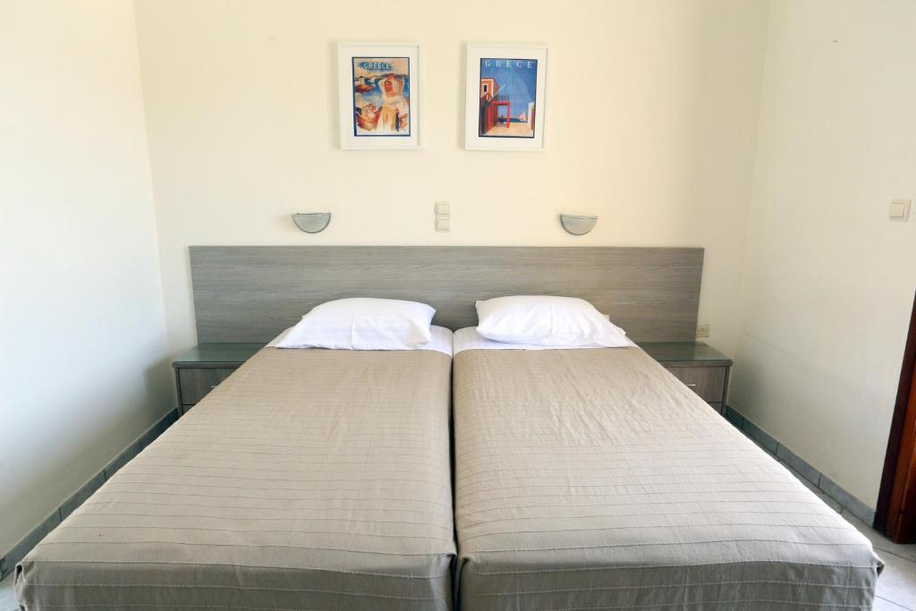 Postel nebo postele na pokoji v ubytování Hotel Karyatides