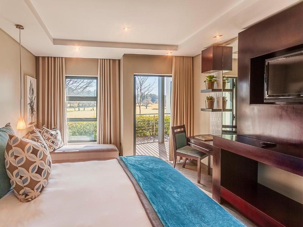 Postel nebo postele na pokoji v ubytování The Fairway Hotel, Spa & Golf Resort