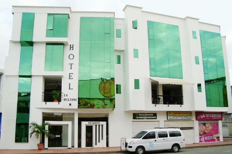 un coche blanco estacionado frente a un edificio en Hotel La Sultana Tumaco, en Tumaco