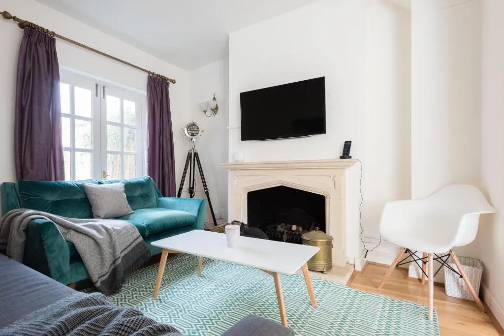 The Great Clarendon Lodge - Large & Stylish 4BDR Home, College Corner, United Kingdom