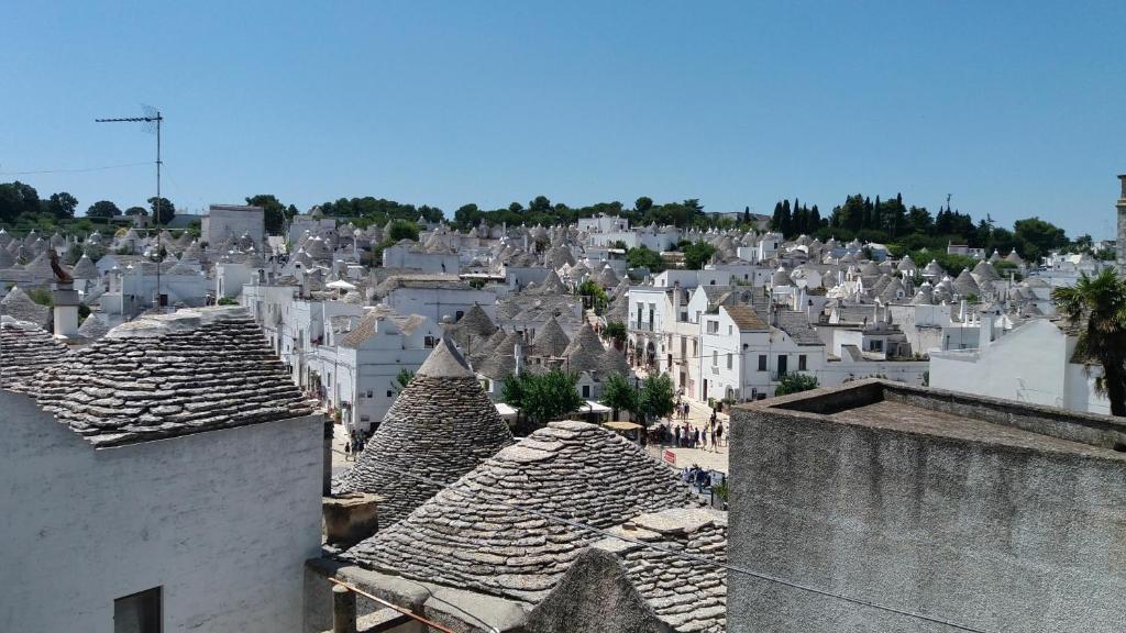 vista su una città con case e tetti di Appartamento in palazzina storica / Oberdan Suites ad Alberobello