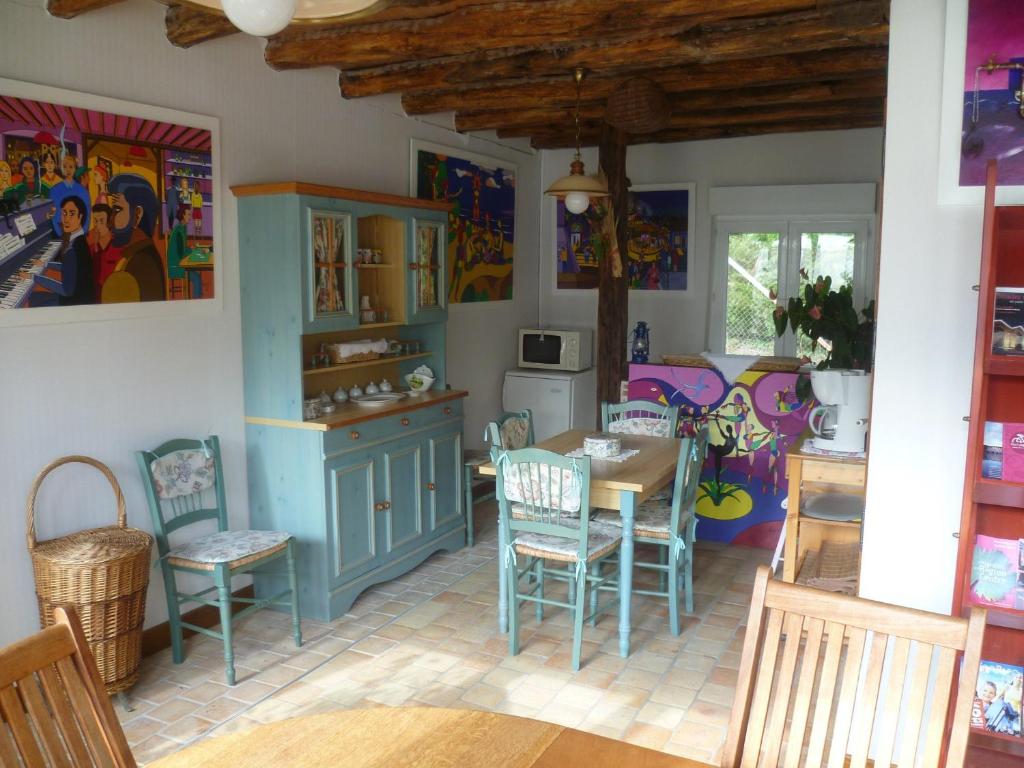 cocina con mesa y sillas en una habitación en Chambres d'hôtes Legros, en Vierzon