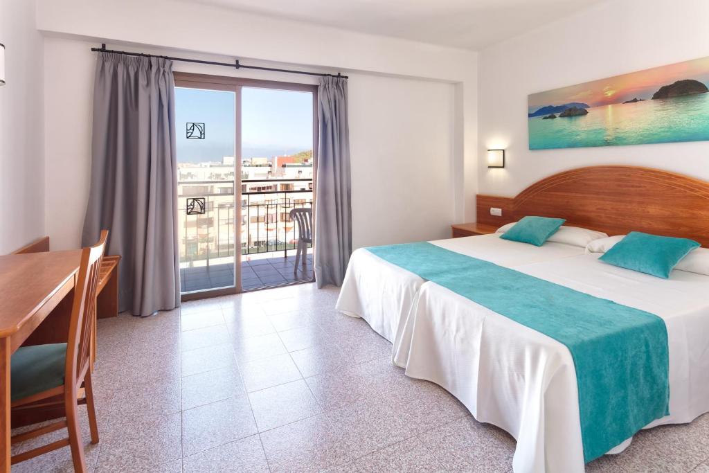 A bed or beds in a room at Hotel Brisa Ibiza - Adults only