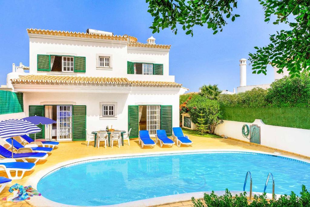 Villa con piscina frente a una casa en Villa Torcato en Albufeira