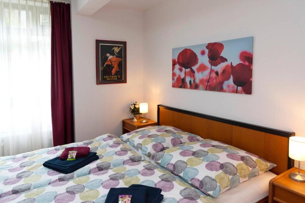 Ober-HambachにあるParkblick Appartement - Entspannung pur!のベッドルーム(キルト付きのベッド付)