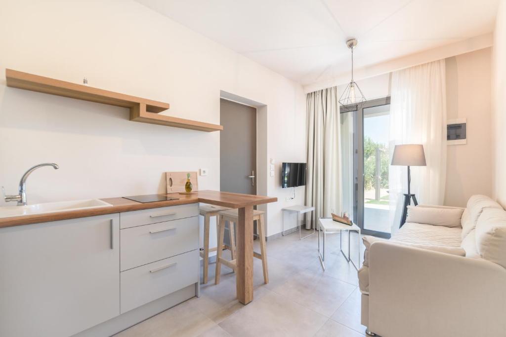 Televízia a/alebo spoločenská miestnosť v ubytovaní Lemonia Accommodations