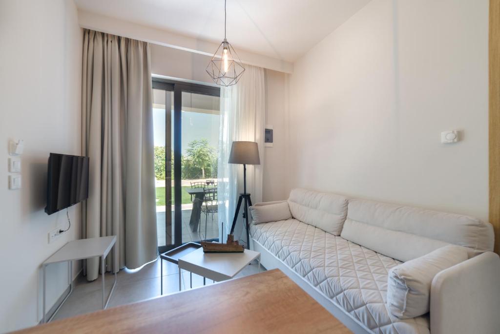 Televízia a/alebo spoločenská miestnosť v ubytovaní Lemonia Accommodations
