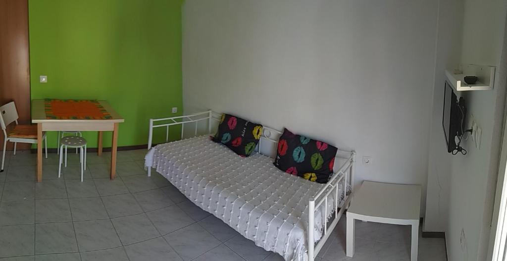 um quarto com uma cama e uma mesa e uma mesa e cadeiras em "Apartment 2" em Lerápetra