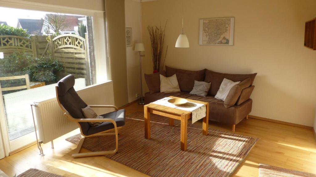 un soggiorno con divano, tavolo e sedia di Ferienwohnung Dangast a Varel