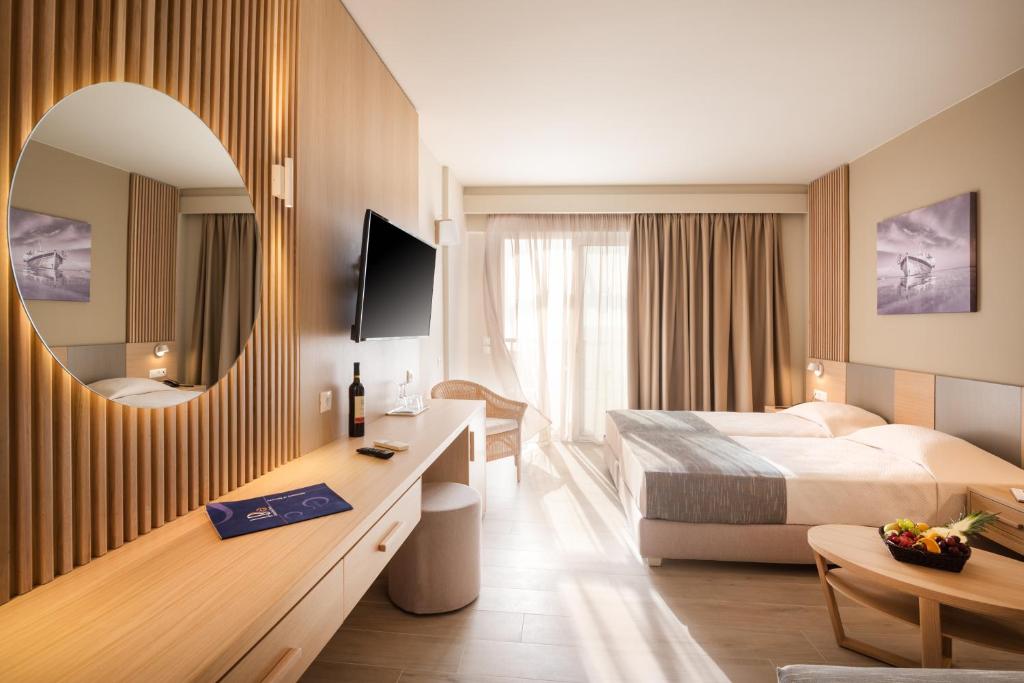 Televízia a/alebo spoločenská miestnosť v ubytovaní Horizon Beach Resort