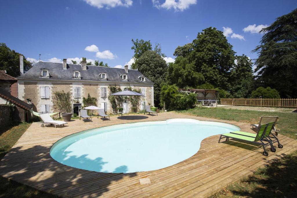 ein Pool vor einem Haus in der Unterkunft Manoir de la Blonnerie in Vellèches