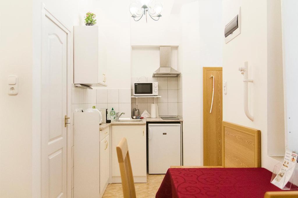 A kitchen or kitchenette at Authentic Akacfa Apartment