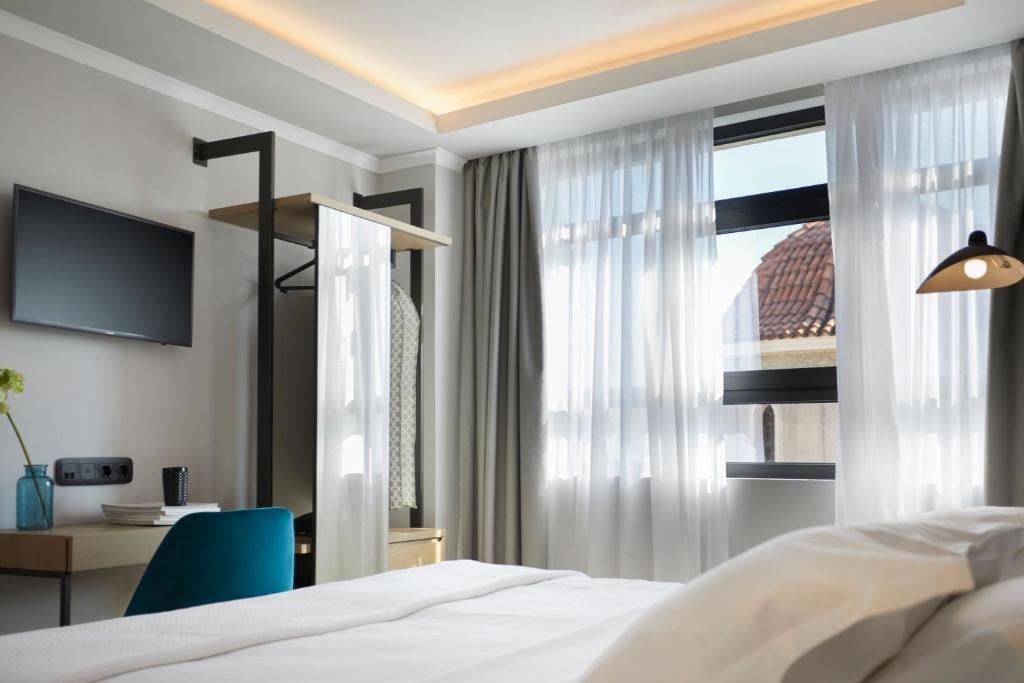 The Artist Athens - Resim 41