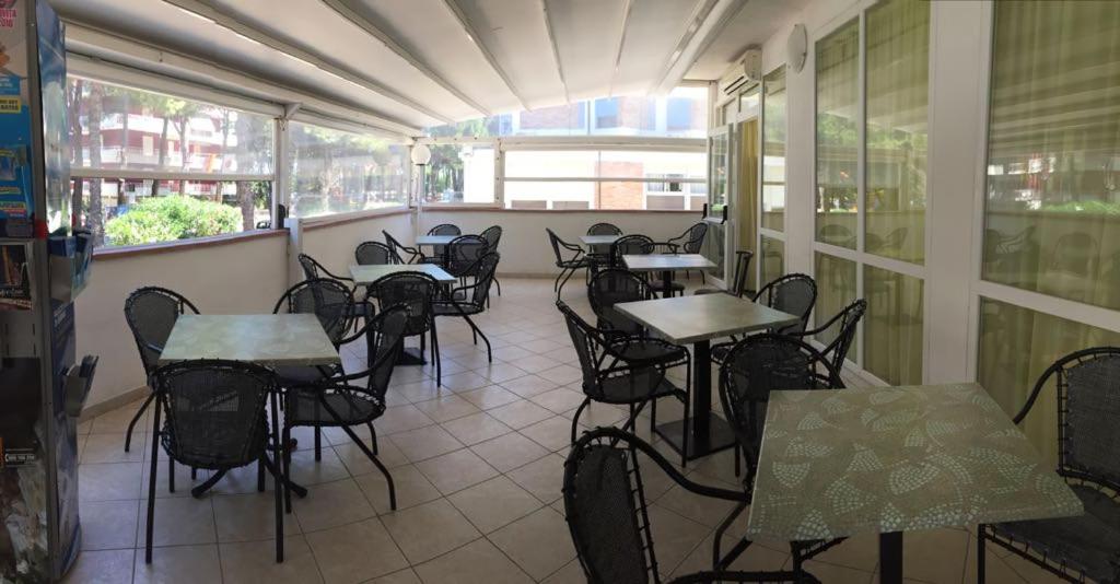 A restaurant or other place to eat at Hotel Admiral