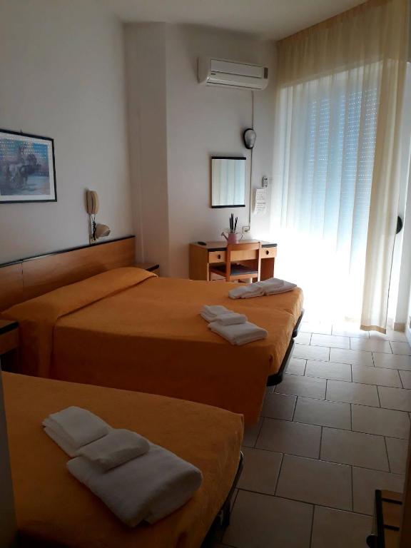 A bed or beds in a room at Hotel Admiral