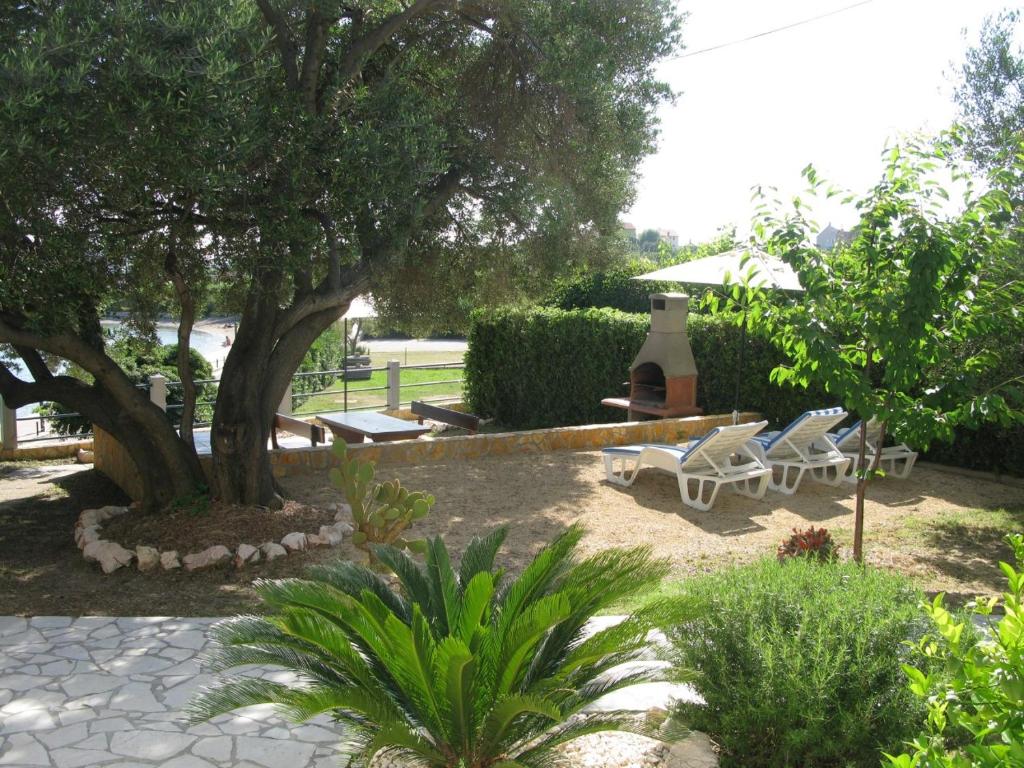 Imagen de la galería de Apartments and Rooms Lanča, en Rab