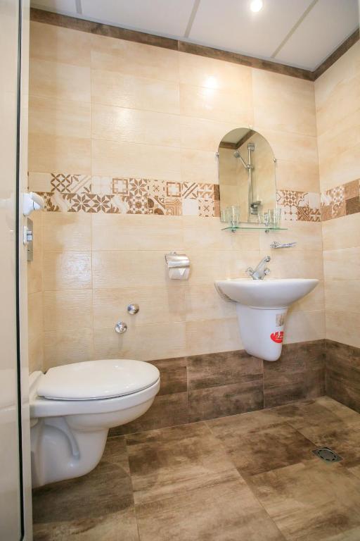 A bathroom at Guest House Amore