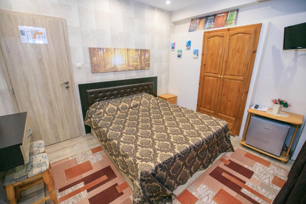 A television and/or entertainment centre at Guest House Amore