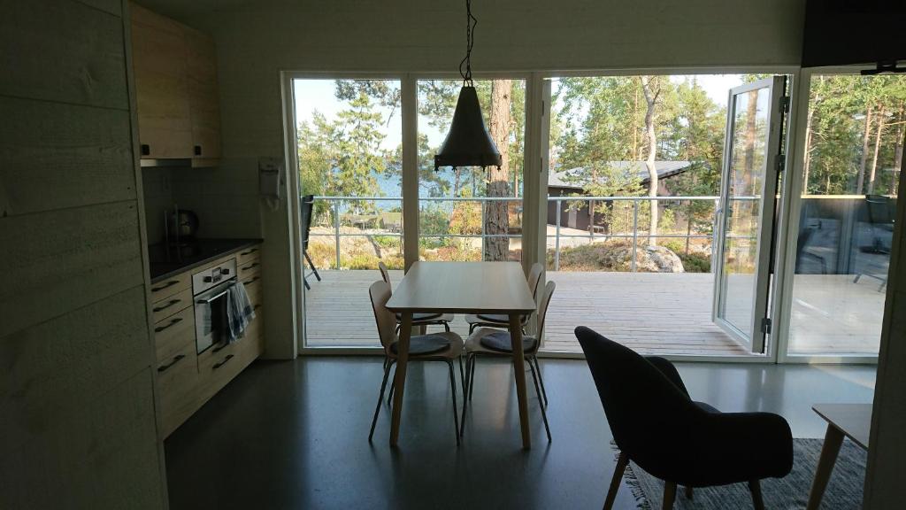 Kuchyň nebo kuchyňský kout v ubytování Kvarnsands Strandstugor / Kvarnsand Beach Lodges