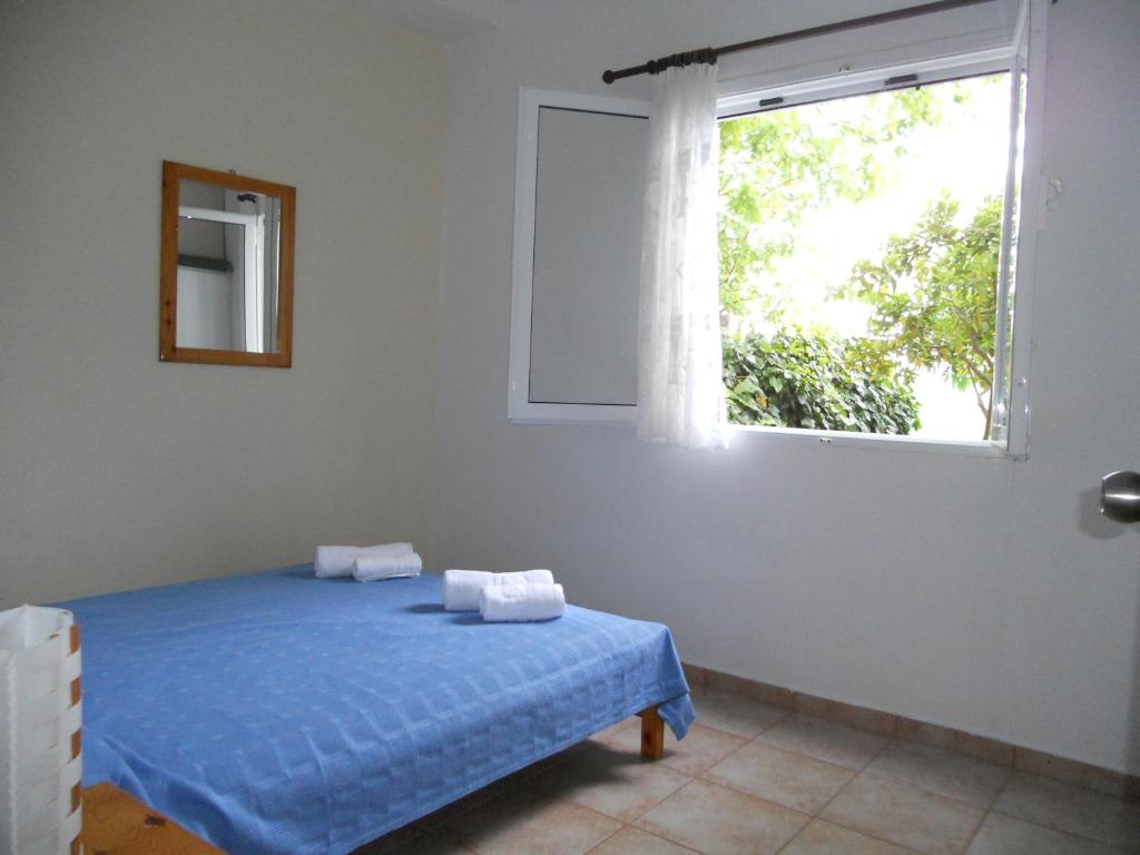 A bed or beds in a room at Glaros Studios
