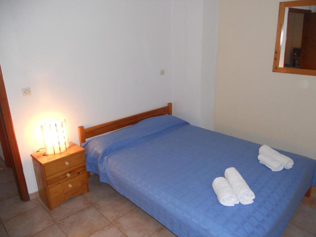 A bed or beds in a room at Glaros Studios