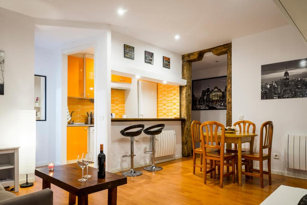 マドリードにあるColegiataのキッチン、ダイニングルーム(テーブル、椅子付)