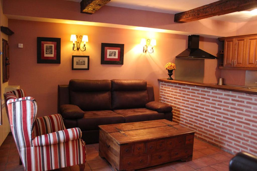 Posada San Martin في كوينكا: غرفة معيشة مع أريكة ومدفأة