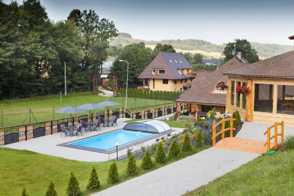 an aerial view of a house with a swimming pool at Agrodomki z bali Konradow in Konradów
