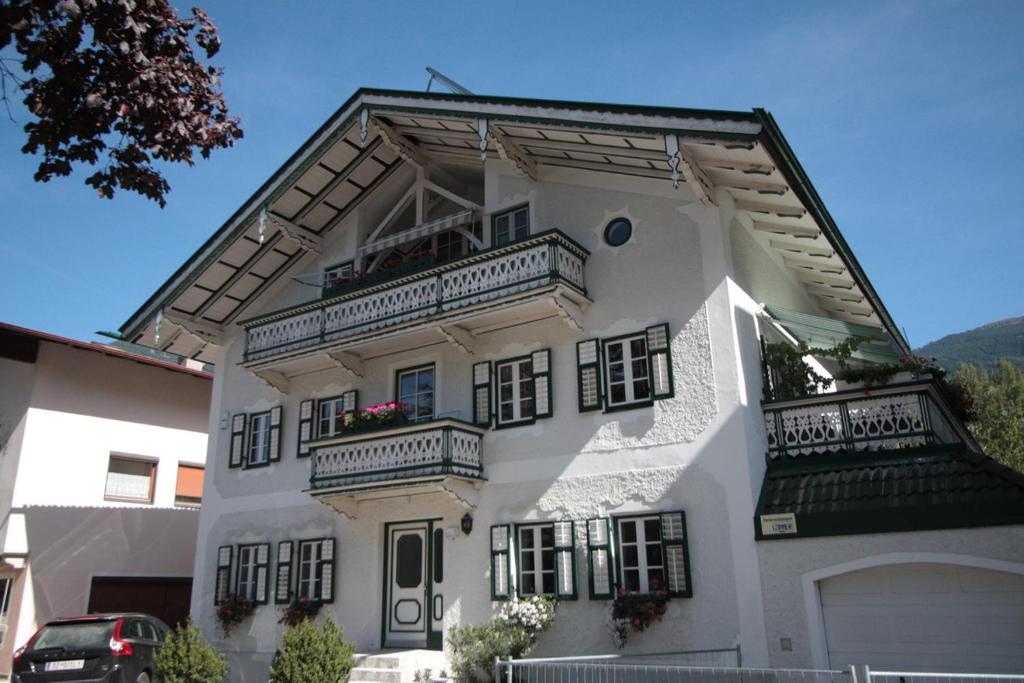 un edificio blanco con balcones en un lateral en Stanzl Haus en Kaltenbach