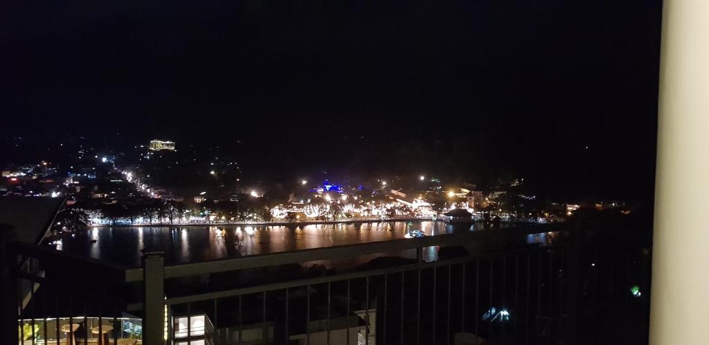 Nespecifikovaný výhled na destinaci Kandy nebo výhled na město při pohledu z penzionu