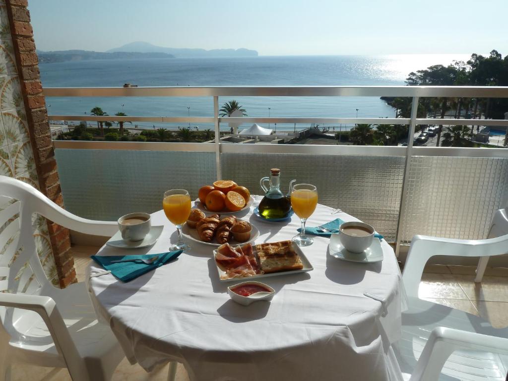 una mesa con un plato de comida en el balcón en El Amanecer de Calpe, en Calpe