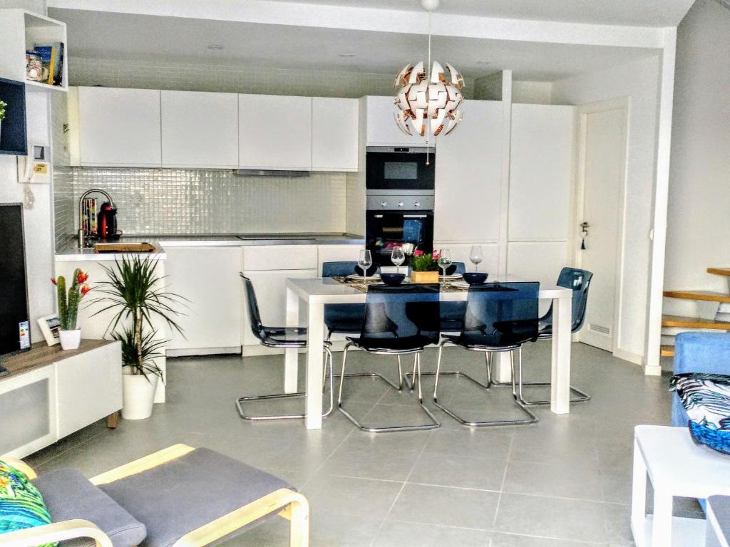 Kuchyň nebo kuchyňský kout v ubytování Nuevo y acogedor duplex frente al mar
