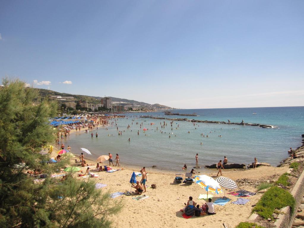 un gruppo di persone su una spiaggia in acqua di San Michele ad Arma di Taggia