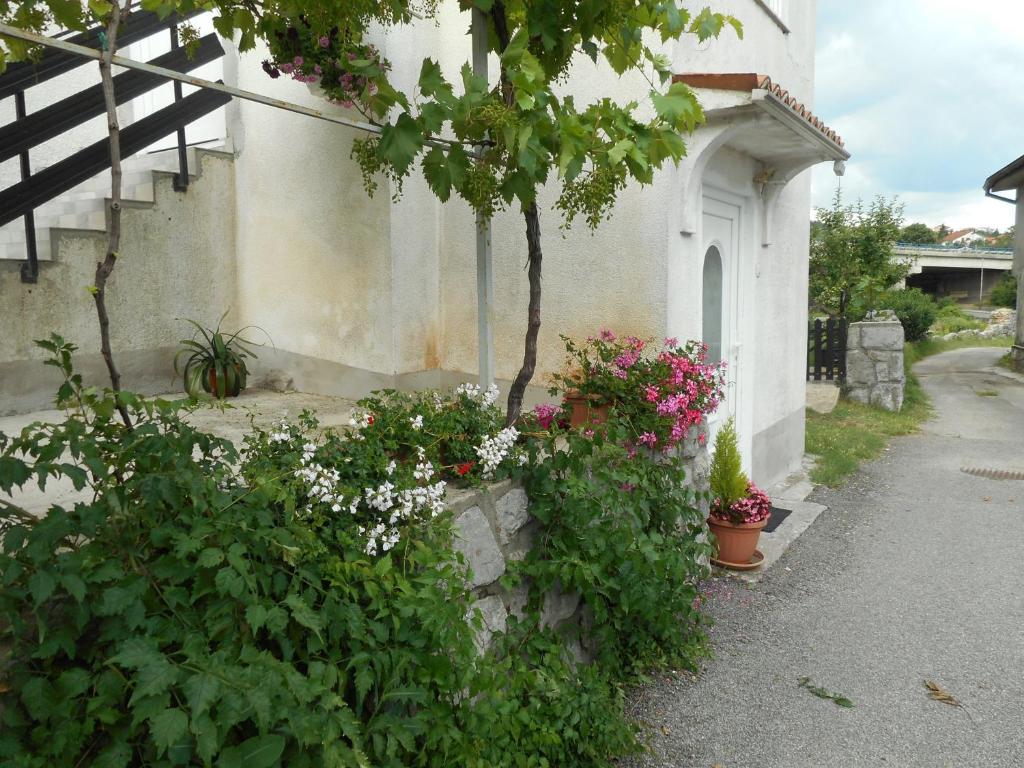 a house with flowers on the side of it at Apartman Sara in Matulji