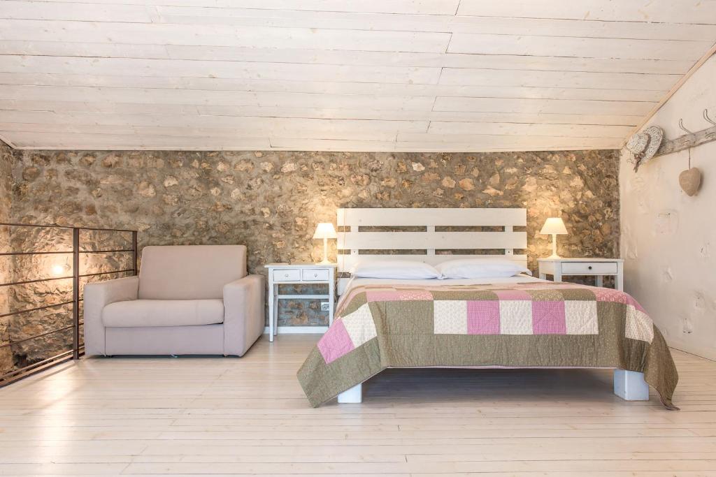 A bed or beds in a room at Agriturismo Caranatura