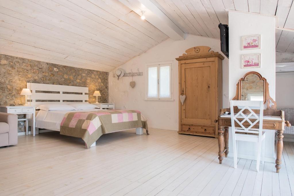 A bed or beds in a room at Agriturismo Caranatura