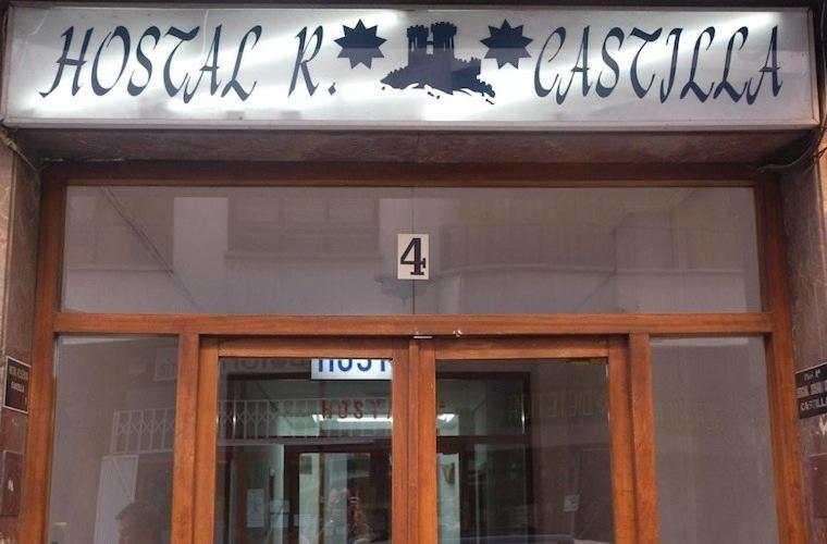 un frente de tienda con un cartel sobre la puerta en Hostal Residencia Castilla, en Cuenca