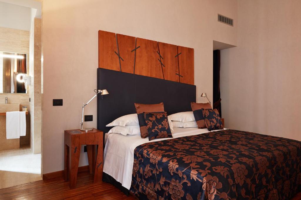 Postel nebo postele na pokoji v ubytování The Code Hotel