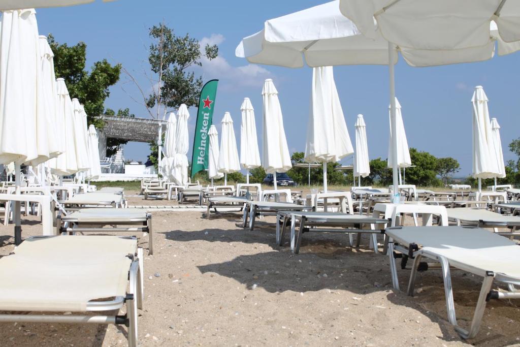 Reštaurácia alebo iné gastronomické zariadenie v ubytovaní Villas Mamas Beach