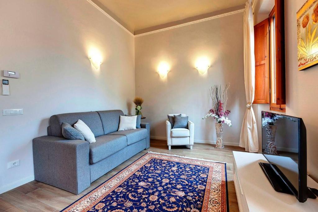 佛羅倫斯的住宿－Lilium elegant apartment，客厅配有蓝色的沙发和电视